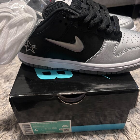 Size 4 - Supreme x Nike Dunk SB QS Low Metallic Silver main image 3